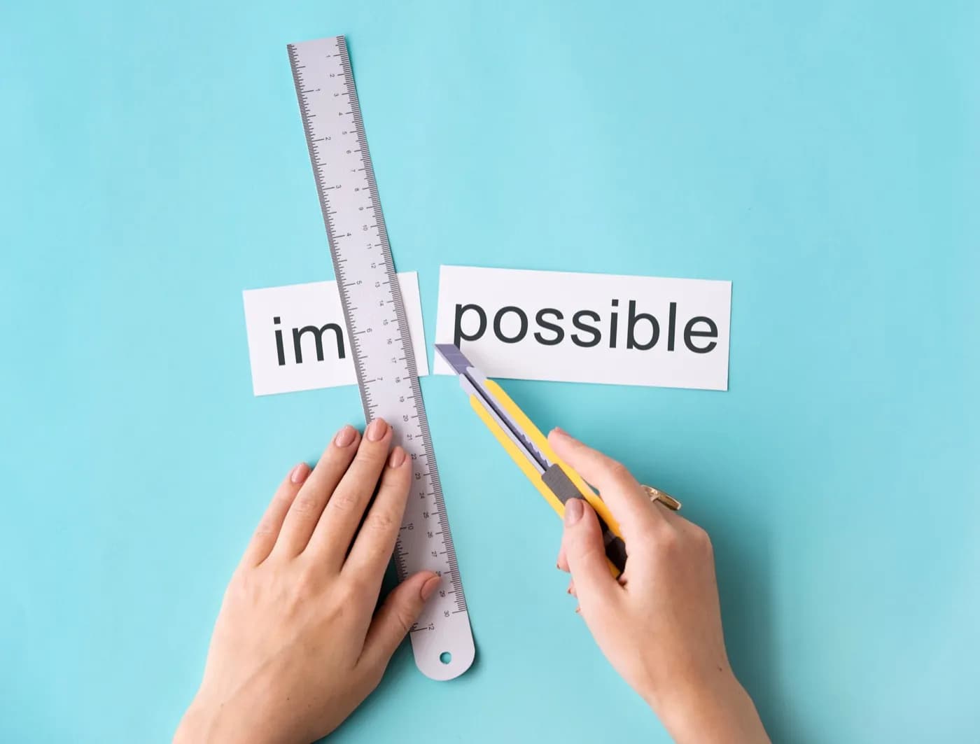 يدان تقصّان كلمة impossible لتصبح possible